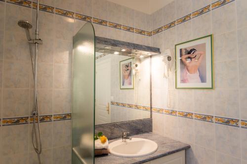 a bathroom with a sink and a shower at Les Magnolias holiday homes in Lalinde