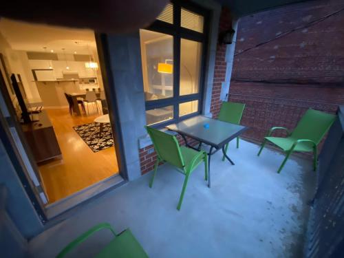 Posezení v ubytování ApartHotelMontreal by Les Terrasses Saint Urbain 2225I2