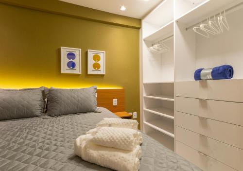 una camera da letto con un letto con una parete gialla di Exclusivo. Permita-se uma experiência diferente a Recife