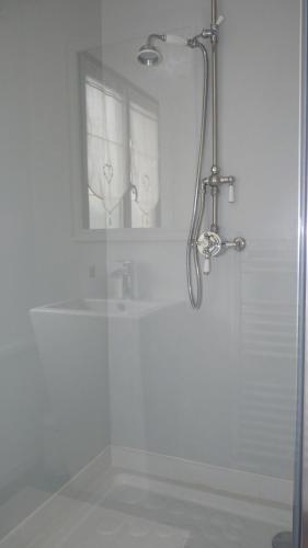 une salle de bain avec une douche avec une porte vitrée dans l'établissement La Maison Cent 5 avec parking privé, à Saint-Valery-sur-Somme