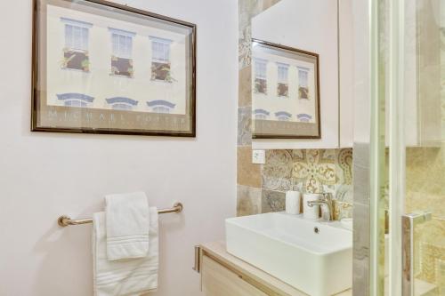 A bathroom at Oltrarno Bright Apartment con Patio Privato