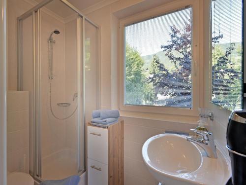 y baño con lavabo y ducha. en Rosenhof am See Ferienwohnung Alpenrose, en Thiersee