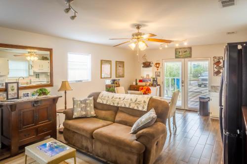 A seating area at Beach Barn 1BR Home 10 Min to Beach! Life's a Breeze
