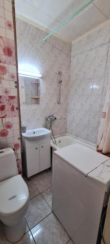 a bathroom with a toilet and a tub and a sink at АПАРТАМЕНТЫ РОССИИ ул. Маршала Чуйкова in Kazan