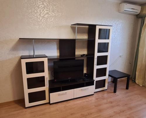 a room with a bunk bed with a flat screen tv at АПАРТАМЕНТЫ РОССИИ ул. Маршала Чуйкова in Kazan