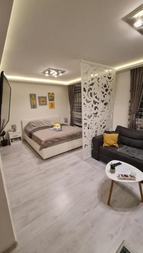 een woonkamer met een bed en een bank bij GreyLux Heart of OldTown Sarajevo in Sarajevo