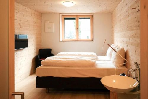 Postel nebo postele na pokoji v ubytování Sleepwood Hotel