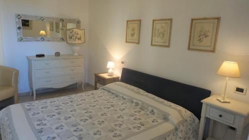 1 dormitorio con 1 cama y vestidor en A 20 mt dal mare con ombrellone e sdraio in spiaggia, en Castiglioncello