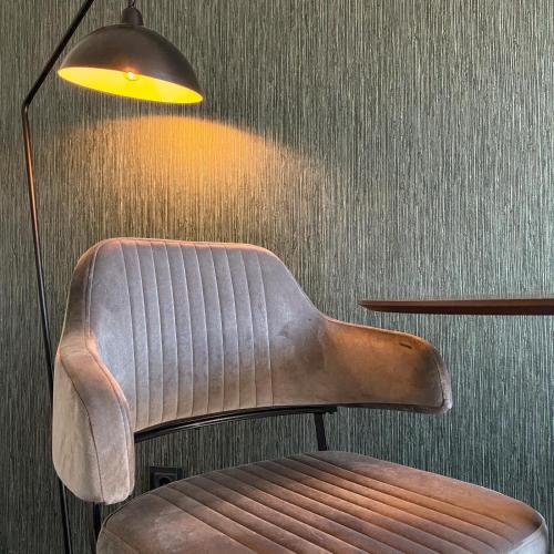 Katwijk aan ZeeにあるB&B Molのランプ付きの部屋に椅子