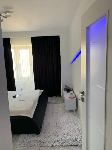 1 dormitorio con cama, escritorio y ventana en Gabriel's Apartment, en Constanţa