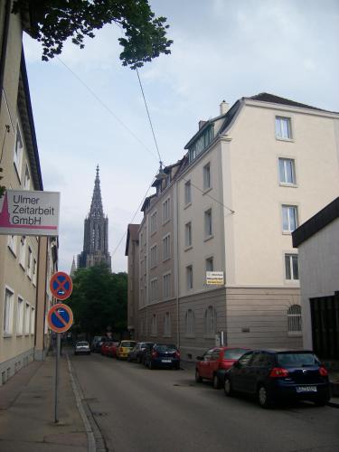 una calle con coches estacionados en el lateral de un edificio en Gastehaus Heigeleshof en Ulm