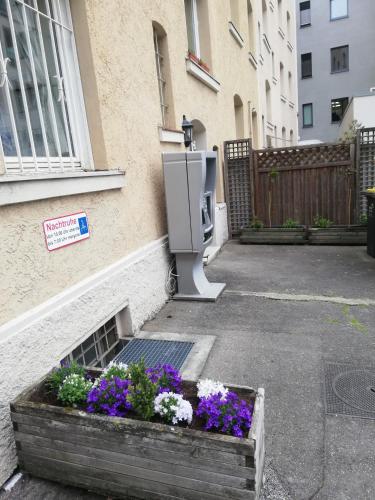 un panneau solaire sur le côté d'une maison avec des fleurs dans l'établissement Gastehaus Heigeleshof, à Ulm