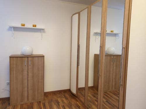vestidor con armarios de madera y espejo en Ferienwohnung Fichtelmountain, en Fichtelberg