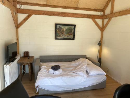 un osito de peluche tirado en una cama en una habitación en Garden find zandvoort, en Bentveld