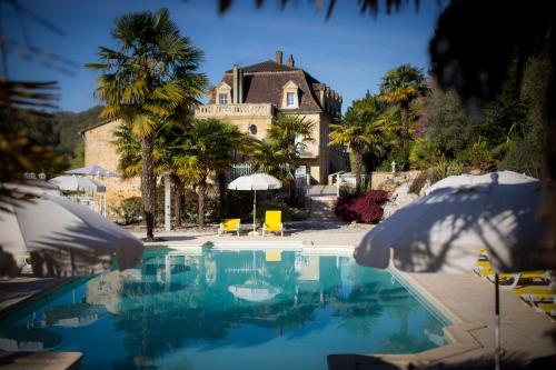 une maison avec une piscine devant une maison dans l'établissement Les Magnolias holiday homes, à Lalinde