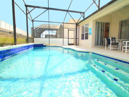 una piscina con acqua blu in una casa di 4 Bed 2245 a Kissimmee