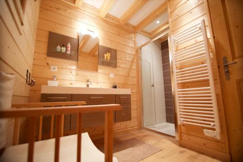 Gallery image of Cosy Chalet 50m du lac, une exclusivité LLA Selections by Location Lac Annecy in Doussard