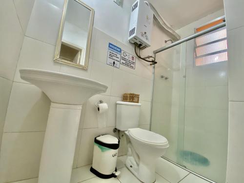 een badkamer met toilet en glazen douche bij Rio Guesthouse - Um quarteirão da Praia de Copacabana in Copacabana