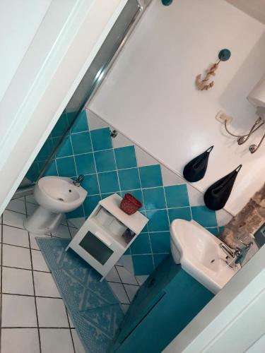 ガエータにあるA Casa di Paolaのバスルーム(洗面台、トイレ付)