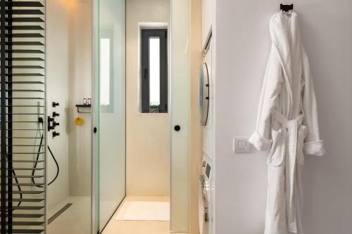 bagno con doccia e porta in vetro di Pefkos Allure Luxury Suites with Jacuzzi in the heart of Pefkos!!! a Pefki Rhodes