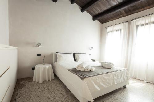 מיטה או מיטות בחדר ב-Amazing Modern Design Home, Campo dei Mori. WIFI