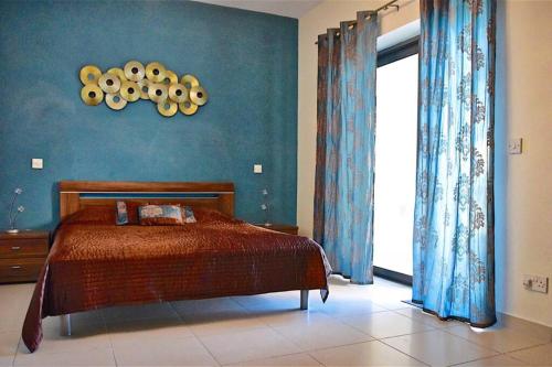 Säng eller sängar i ett rum på Sunny Apartment in Tas-Sellum Mellieha, Malta.
