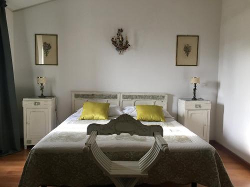 1 dormitorio con 1 cama grande con almohadas amarillas en Affittacamere Arco Polinori, en Foligno