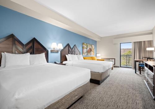 a hotel room with two beds and a desk at Camelback Resort in Tannersville