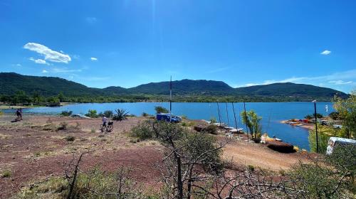 a group of people riding bikes next to a lake at DOMAINE MAXXIM in Clermont-lʼHérault