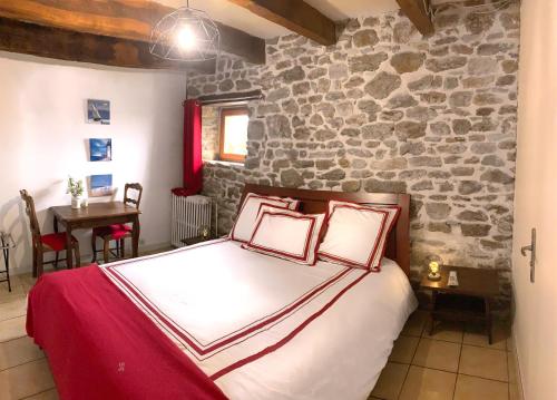 Кровать или кровати в номере Chambres d'Hôtes du Manoir du Haut Salmon