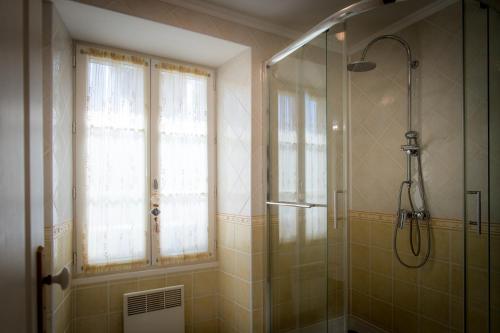 ein Badezimmer mit Dusche und Fenster in der Unterkunft Les Magnolias in Lalinde