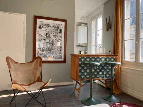 sala de estar con silla y escritorio en Le 4B - Le Tiki, en Rouen