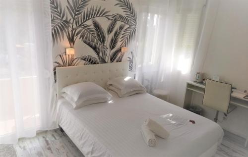 Postel nebo postele na pokoji v ubytování Les Jardins de Bormes, hôtel adult only avec sauna & jacuzzi