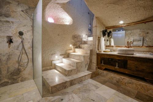 Koupelna v ubytování Artemis Cave Suites & Spa- Adults Only