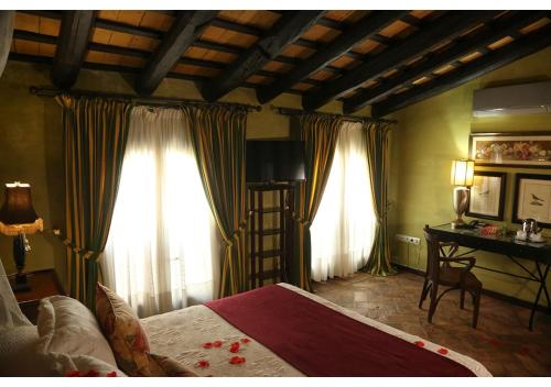 Katil atau katil-katil dalam bilik di La Casona de Calderón Gastronomic & Boutique Hotel