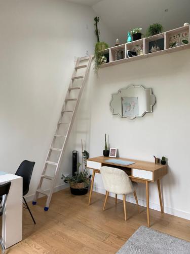 un bureau avec un bureau et une échelle sur un mur dans l'établissement Le Vieljeux, Vieux port La Rochelle, à La Rochelle