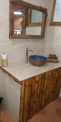 a bathroom counter with a sink and a mirror at Hospedaje Rural El Rancho de Amelia y Juancho in Silvania