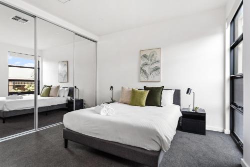 Postelja oz. postelje v sobi nastanitve Little Grenfell Apartments by Urban Rest
