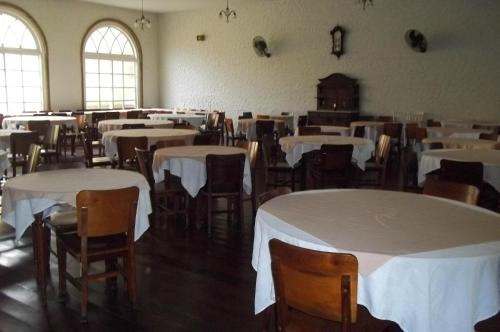 Ein Restaurant oder anderes Speiselokal in der Unterkunft Hotel Bragança 
