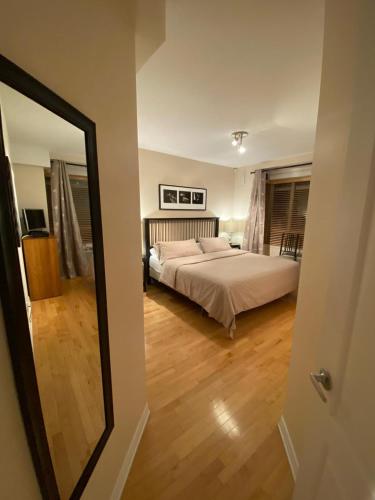 Postel nebo postele na pokoji v ubytování ApartHotelMontreal by Les Terrasses Saint Urbain 2225I2