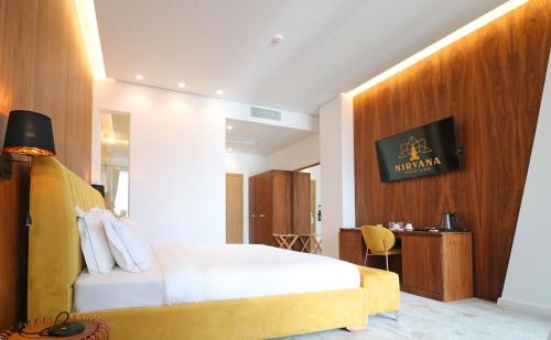 En eller flere senge i et værelse på Nirvana Resort & Spa