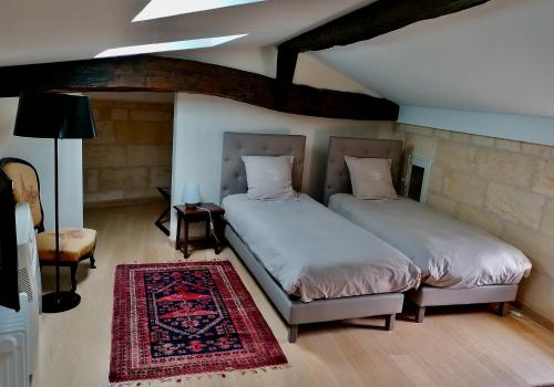 Un pat sau paturi într-o cameră la 12 Rue des Ecoles