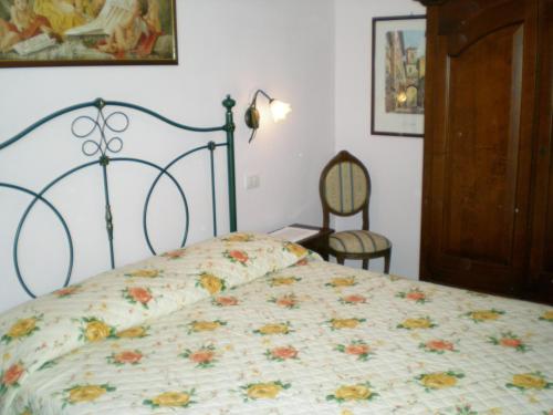 a bedroom with a bed with a floral bedspread at Casa Vacanze Miravalle in Minucciano