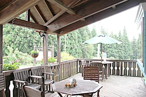 南魚沼市にあるMinamiuonuma - Hotel - Vacation STAY 36035vのデッキ(テーブル、椅子、パラソル付)