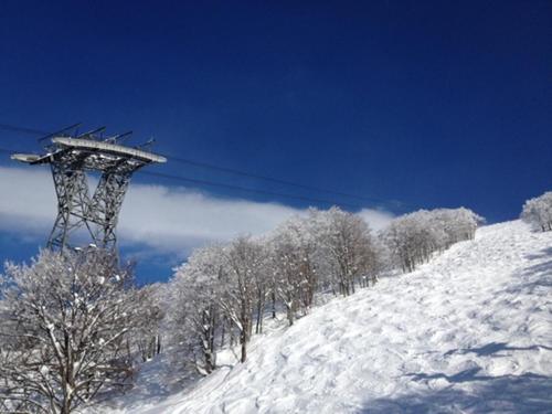 南魚沼市にあるMinamiuonuma - Hotel - Vacation STAY 36035vの雪の丘の上のスキーリフトタワー