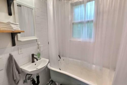 Dundurn Dwelling-Charming Century Home tesisinde bir banyo