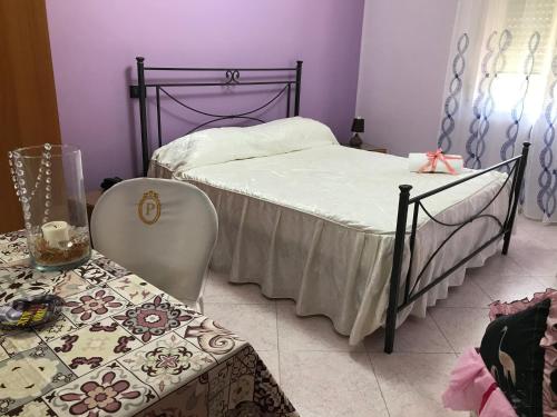 sypialnia z łóżkiem i stołem w obiekcie Hotel Degli Amici w mieście Sant'Egidio del Monte Albino