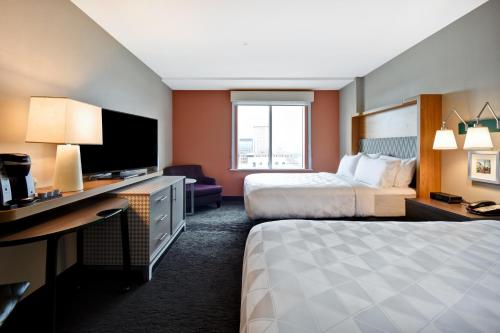 Habitación de hotel con 2 camas y TV de pantalla plana. en Holiday Inn Lancaster, an IHG Hotel, en Lancaster