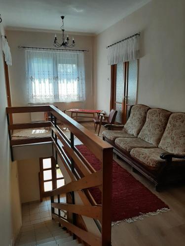 Ruang duduk di Farkas Piroska Vendégház