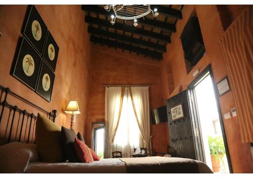 Katil atau katil-katil dalam bilik di La Casona de Calderón Gastronomic & Boutique Hotel